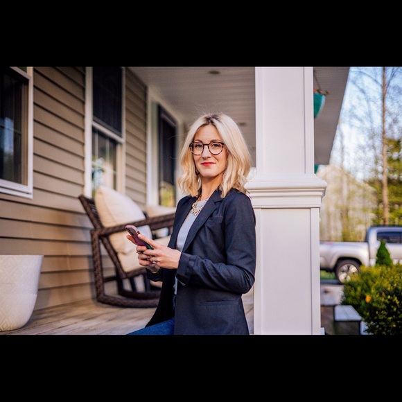 Meet your Posher, Lori - Picture 2 of 2